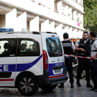 La policía francesa asegura la zona donde soldados franceses fueron heridos por un vehículo, en el este de París, en el suburbio de Levallois-Perret, el 9 de agosto-REUTERS / BENOIT TESSIER