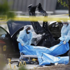 Forenses retiran los cuerpos de los dos atacantes de la exposición sobre caricaturas de Mahoma en Garland, cerca de Dallas.-Foto:   AP / BRANDON WADE