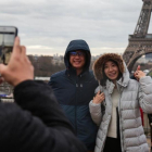 Turistas ante la Torre Eiffel, uno de los lugares más visitados del mundo.-ZAKARIA ABDELKAFI