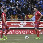 Pere Milla y Manu del Moral se disponen a sacar de centro en el partido ante el Zaragoza.-Valentín Guisande