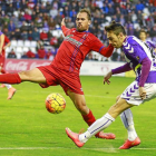 Unai Medina intenta evitar el centro de un jugador del Real Valladolid.-MIGUEL ÁNGEL SANTOS