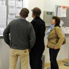 Parados revisando las ofertas en la oficina de Soria. / V. G. -