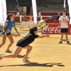Uno de los partidos con los que comenzó ayer el III Torneo de Voley Plaza.-Valentín Guisande