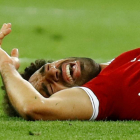 Salah, tras caer lesionado después de una entrada de Ramos.-/ KAI PFAFFENBACH (REUTERS)