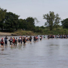 Integrantes de la segunda caravana de migrantes  en su mayoria hondurenos  cruzan a pie el rio Suchiate.-EFE