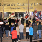 Protesta, ayer, a las puertas de la delegación de la Junta en Soria. VALENTÍN GUISANDE
