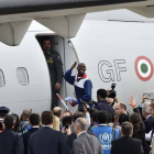 Los 19 refugiados eritreos suben al avión que ha de llevarles a Suecia.-AFP / ANDREAS SOLARO
