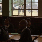 Alumnos siguen una clase sobre el apartheid en una escuela secundaria del pueblo de Worcester, a 120 kilómetros de El Cabo.-RODGER BOSCH (AFP)