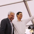 Felipe González y Pedro Sánchez, durante un mitin en Madrid el pasado 24 de junio.-AGUSTÍN CATALÁN