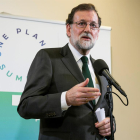 El presidente del Gobierno español, Mariano Rajoy, en declaraciones a los periodistas tras participar en la cumbre sobre el cambio climático organizada en París-EFE