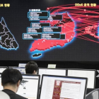 Informáticos en Seúl monitorizando los efectos del virus Wannacry.-AP/YUNG-SI-DOON