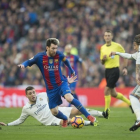 Messi controla un balón en un Barça-Madrid.-JORDI COTRINA