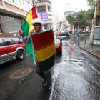 Un ciudadano contrario al expresidente Evo Morales marcha este domingo con un escudo improvisado en La Paz (Bolivia).-EFE
