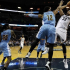 Marc Gasol anotó los dos puntos que dieron la victoria a sus Grizzlies.-EFE / MIKE BROWN