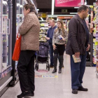 Personas comprando en un supermercado.-FERRAN NADEU