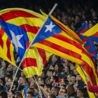 Varias 'estelades' ondean en el Camp Nou durante el partido entre el Barça y el Eibar.-JORDI COTRINA
