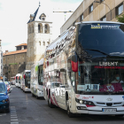 Profesionales del sector de transporte discrecional y turístico de viajeros recorren las calles de León en sus autobuses para manifestarse. / ICAL.