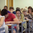 Varios estudiantes realizan uno de los exámenes de la prueba de Selectividad, en la Escuela de Ingenieros de Bilbao, en el 2016.-JAVIER ZORRILLA (EFE)
