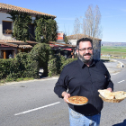 Jesús Hernández, Torti, con una de sus afamadas tortillas frente a la Venta.