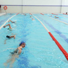 Nadadores dando brazadas en la piscina de La Juventud.-ÁLVARO MARTÍNEZ