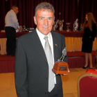 El tetracampeón de la Semana Internacional de la Trucha, José Miguel Matilla, con su trofeo.-L. FUENTE