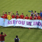 Los jugadores de la selección española sub-17 celebran la clasificación pata el Mundial tras meterse en semifinales del Europeo.-SEFUTBOL
