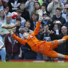 Agüero transforma un penalti en el partido entre el Manchester City y el Stoke.-REUTERS / ANDREW YATES