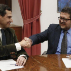 El presidente de PP andaluz, Juanma Moreno, estrecha la mano al líder andaluz de VOX, Francisco Serrano, el pasado enero.-ARCHIVO / EFE