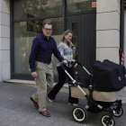 Artur Mas y su esposa, con el carro de sus nietas, tras votar en el 'superdissabte' de CDC.-ALBERT BERTRAN