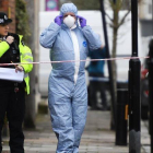 La policía acordona el lugar donde anoche falleció una joven de 17 años en Londres.-EFE / ANDY RAIN