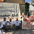 Los padres de San Pedro durante una protesta el verano pasado. / VALENTÍN GUISANDE-