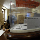 Los votos de los residentes ausentes siempre se abren al final del recuento. En la imagen, una urna en los anteriores comicios municipales. / V. G. -