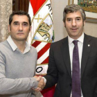 Ernesto Valverde (izquierda) y el presidente del Athletic, Josu Urrutia, tras la renovación del técnico.-Foto: ATHLETIC CLUB