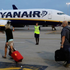 Pasajeros se dirijen a un avión de la compañia Ryanair en un aeropuerto de Londres-REUTERS