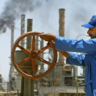Un trabajador de una refinería de Basrah, en Irak.-Foto: ARCHIVO / REUTERS