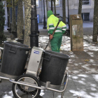 Un trabajador de limpieza en la plaza de San Esteban.-Valentín Guisande