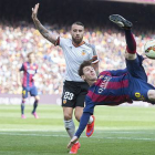 Messi chuta acrobáticamente ante Otamendi, durante el Barcelona-Valencia en el Camp Nou.-Foto: JORDI COTRINA