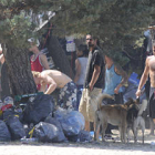 Un grupo de jóvenes ayer en el pantano. / V.G.-