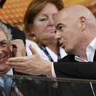 Ángel María Villar y Gianni Infantino, presidente de la FIFA.-/ AP / LAURENT GILLERON