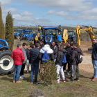 Profesores y alumnos de FP del Pico Frentes de Soria en la jornada formativa de maquinaria agrícola. HDS