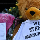 Recuerdos cerca del Manchester Arena.-AFP / BEN STANSALL