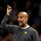 Pep Guardiola, con el lazo amarillo, durante la victoria de su equipo ante el Feyenord, en la Champions.-PHIL NOBLE (REUTERS)