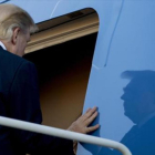 Trump sube a su avión en Hawái.-AP / ANDREW HARNIK