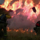 Varios efectivos se enfrentan a las llamas en el incendio de Yeste.-JUAN SAN MIGUEL