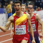 Adel Mechaal celebra el éxito en los 3.000 metros de Belgrado-AP / MARKO DROBNJAKOVIC