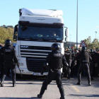 Un camionero intenta atropellar a los concentrados en la N-2.-JORDI RIBOT