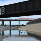 Vista general de un tramo del Río Bravo bajo un puente fronterizo en Ciudad Juárez.-EFE