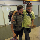 Fernando Martín, abrazado por un amigo, a su llegada a Barajas-Ical