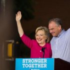 Clinton (izq) y el candidato a vicepresidenteTim Kaine, en un mitin en Broad Street Market, en Harrisburg, este viernes.-AP / ALEX DRIEHAUS