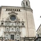 La plaza de la catedral de Girona, donde se halla la Casa Pastors.-FERRAN SENDRA